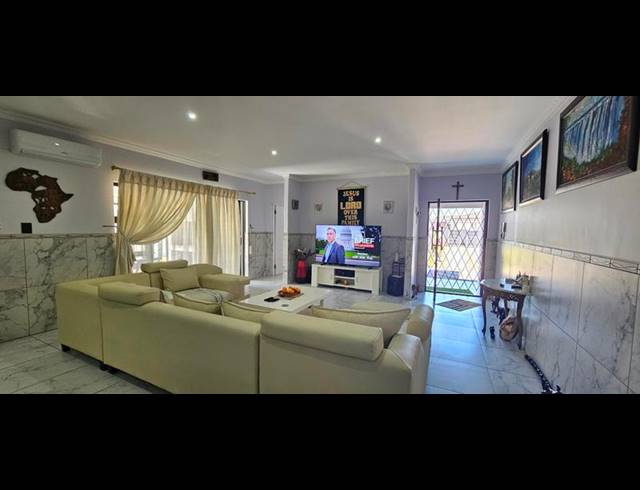 4 BEDROOM HOUSE FOR SALE IN COUNTRY CLUB